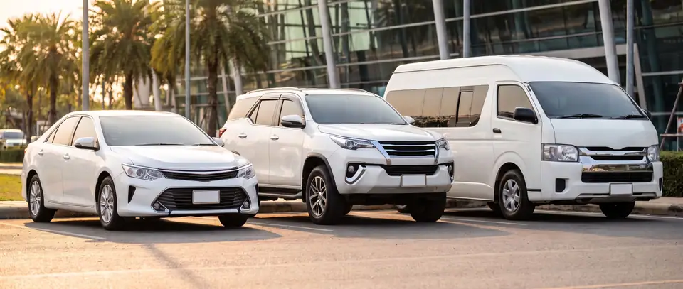 รถเก๋ง SUV และรถตู้ ติดป้ายแท็กซี่บนหลังคา จอดริมทางในเมือง